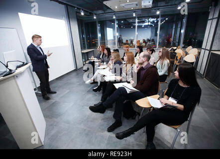 Pullman conduce la sessione con il team Aziende Foto Stock