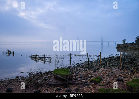 La nebbia di sunrise avvolge il principe del Galles, il ponte sul fiume Severn Estuary tra Inghilterra e Galles, dove durante la notte il cloud ha impedito un gelo e nascosta alla vista dell'eclissi lunare totale per molte parti del west country. Foto Stock