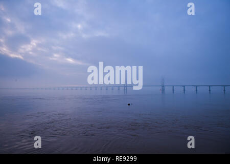 La nebbia di sunrise avvolge il principe del Galles, il ponte sul fiume Severn Estuary tra Inghilterra e Galles, dove durante la notte il cloud ha impedito un gelo e nascosta alla vista dell'eclissi lunare totale per molte parti del west country. Foto Stock