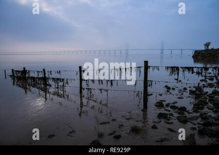 La nebbia di sunrise avvolge il principe del Galles, il ponte sul fiume Severn Estuary tra Inghilterra e Galles, dove durante la notte il cloud ha impedito un gelo e nascosta alla vista dell'eclissi lunare totale per molte parti del west country. Foto Stock