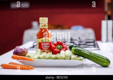 Piatto vegetariano colorato con peperone rosso, carote, scalogni e salsa al peperoncino dolce. Perfetto per tuffarsi e spuntini sani! Foto Stock