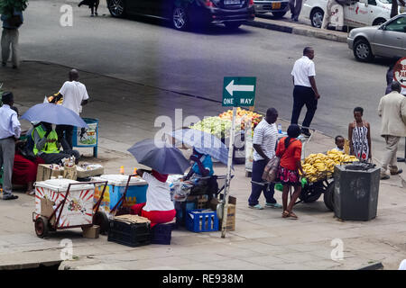 I fornitori vendono la loro mercanzia in un angolo di strada Foto Stock