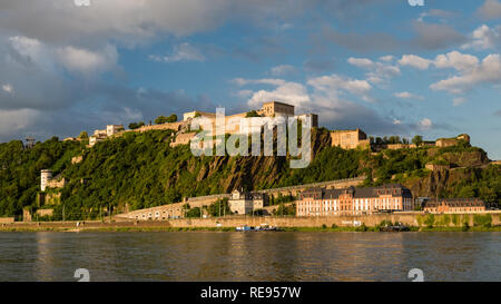 Vista panoramica della fortezza Ehrenbreitstein sul lato del fiume Reno a Coblenza, Germania. Foto Stock