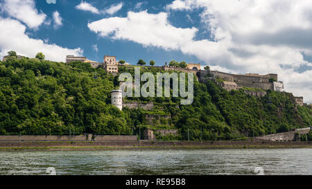 Vista panoramica della fortezza Ehrenbreitstein sul lato del fiume Reno a Coblenza, Germania. Foto Stock