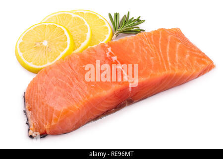 Filetto di pesce rosso Salmone con limone rosmarino isolati su sfondo bianco Foto Stock