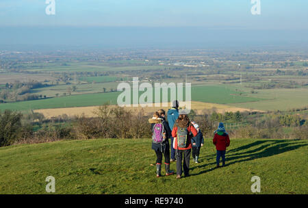 Le persone che si godono la vista dalla Coombe Hill, Wendover, Buckinghamshire, UK. Aylesbury Vale. Chilterns paesaggio. Foto Stock