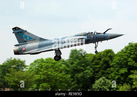 L'Armee De l'Air Dassault Mirage 2000C dell'Aeronautica militare francese al Biggin Hill Air Show. Decollo Foto Stock