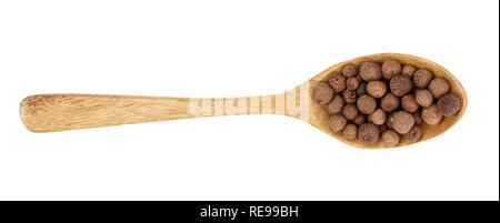 Allspices o pepe della Giamaica in cucchiaio di legno isolato su sfondo bianco. Vista superiore Foto Stock