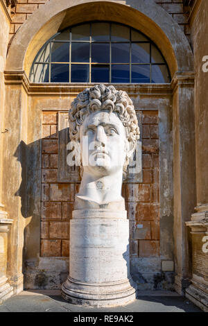 Una grande testa marmorea statua di Giulio Cesare in Vaticano nel giardino del museo, Roma, lazio, Italy Foto Stock
