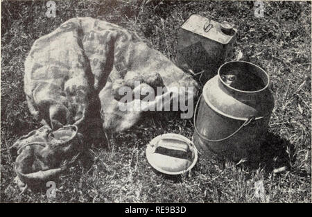 . Campo di controllo di roditori in California. Mammiferi; roditori. Fig. 4. Attrezzatura per l'uso di un disolfuro di carbonio nel controllo della massa scoiattoli: stock può di disolfuro di carbonio, rifiuti palle di iuta e latte può con stretto raccordo coperchio in cui le sfere di rifiuti sono immersi nel fluido. Un filo rigido (non mostrato) agganciato ad una estremità è utile per sollevare le sfere di rifiuti e collocarli in cunicoli. tutti i pacchetti mostra il principio attivo come il warfarin. Per gli scoiattoli di terra è fatto uso della forma concentrata (1:200, o 5 per cento), una miscela di farina di grano o di altra polvere che deve essere combinato con esca in un 1:19 rapporto b Foto Stock