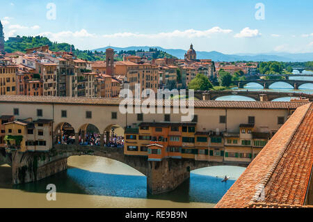 Vista del Ponte Vecchio, una pietra medievale Ponte sopra il fiume Arno con altri ponti in background nel centro di Firenze, Italia Foto Stock