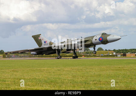 Avro Vulcan B2 jet plane XH558, ex RAF, bombardiere nucleare della Royal Air Force durante la Guerra fredda atterrando a RAF Waddington per uno spettacolo aereo Foto Stock