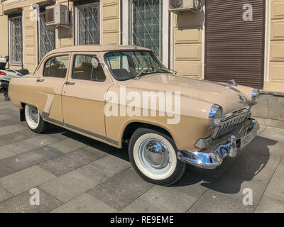 Mosca, Russia - Giugno 27, 2018: GAZ 21 Volga 1a serie vintage car (rilasciato 1957 circa in URSS) parcheggiato sulla strada. Foto Stock