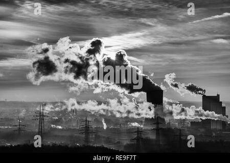 Camino di fabbrica il fumo pesante fumo nero sul cielo sunrise Foto Stock