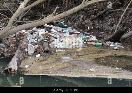 Bottiglie di plastica e accumulo di rifiuti in un torrente in Carolina del Nord Foto Stock