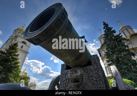 Vista del Tsar Cannon (Re) Cannon nel Cremlino di Mosca. Cremlino di Mosca è un popolare punto di riferimento turistico. UNESCO - Sito Patrimonio dell'umanità. Foto Stock