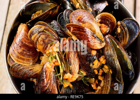 Forno-le cozze al vapore vista superiore, vicino. Pila di cozze cotte al vapore e il trito di verdure cotte. Foto Stock