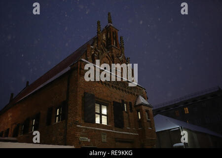 Vista del famoso gotico medievale Casa di Perkunas a Kaunas old town su un nevoso inverno sera . Punto di riferimento della Lituania. Europa attrazione turistica. Foto Stock