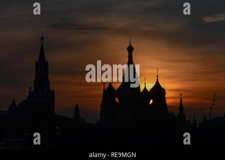 Cattedrale di San Basilio visto dal Parco Zaryadye, Mosca, Russia al tramonto. Foto Stock