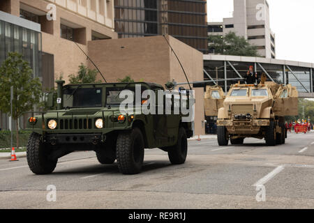 Houston, Texas, Stati Uniti d'America - 11 Novembre 2018: gli eroi americani Parade, militare Humvee percorrendo la strada Foto Stock