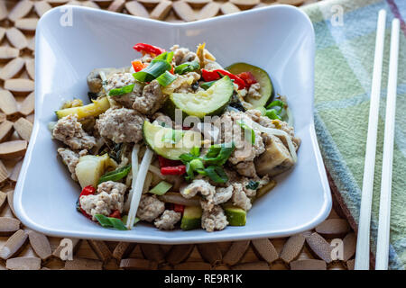 Cheto-friendly di maiale piccante STIR FRY Foto Stock