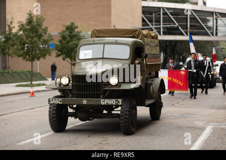 Houston, Texas, Stati Uniti d'America - 11 Novembre 2018: gli eroi americani Parade, una GMC CCKW, WW2 veicolo militare, percorrendo la strada Foto Stock