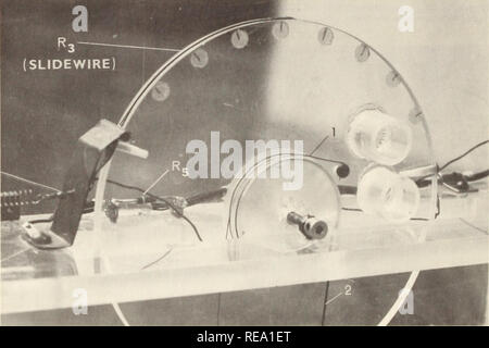 . Costruzione di un sensore per la registrazione in continuo la variazione in altezza delle piante nel campo. Piano di monitoraggio della crescita. Rez-n-bond limitare l'angolo di rotazione del disco in modo che la fragile il collegamento dei fili al slidewire non si rompa se la morsa si allenta dall'impianto. I due arresti sono posizionate in modo da colpire il ripiano superiore come il contatto raggiunge ogni estremità del slidewire (fig. 6). Il circuito elettrico di figura 7 mostra dei diagrammi schematici e un elenco dei componenti del regolatore di tensione e sensore. È conveniente operare tre sensori da ciascun regolatore di tensione. La tensione regolata Foto Stock