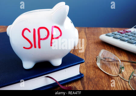 SIPP self investito pensione personali scritto su un salvadanaio. Foto Stock