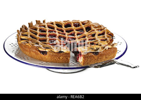La ciliegia la torta su un piatto di smalto isolati su sfondo bianco Foto Stock
