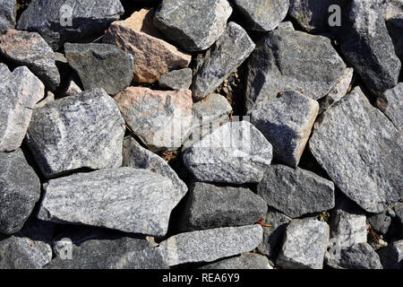 Più asimmetrica rocce grigio in un vicino. Bella texture di sfondo. Dettaglio interessante di natura urbana. Foto Stock