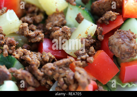 Foto macro di una deliziosa casa insalata. Questa insalata sana include alcune carni macinate, insalata, dadi, ananassi, peperoni rossi e più. Yum! Foto Stock