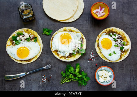 Piatto di laici tortilla di mais con uova fritte, pesto e formaggio feta Foto Stock