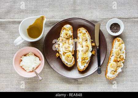 Una sana ricotta toast con banana e dadi flat-lay Foto Stock