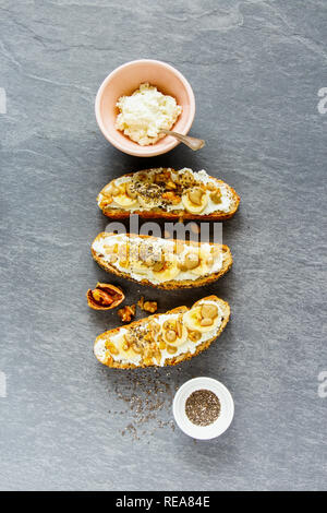 Ricotta fresca toast con banana e dadi laici piatta Foto Stock