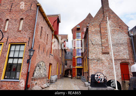 Groningen, provincia di Groningen, Paesi Bassi: ristrutturato edifici medievali in Europa, verniciato con colore rosso brillante e rifiniture gialle. Spedizione settentrionale Muse Foto Stock