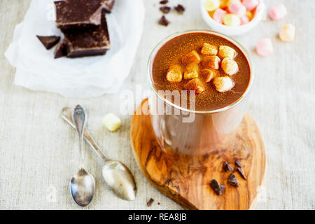 Cioccolata calda e gli ingredienti da vicino. Warming bevanda dolce Foto Stock
