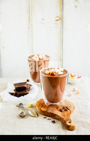 Composizione con cioccolata calda e gli ingredienti da vicino. Warming bevanda dolce Foto Stock