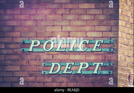 Retro Vintage segno per un dipartimento di polizia o stazione su un edificio in mattoni rossi in piccole città STATI UNITI D'AMERICA Foto Stock