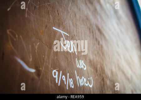 Graffiti che recitano "Jen era qui :)" su un cartello di sosta nel Wisconsin rurale. Foto Stock