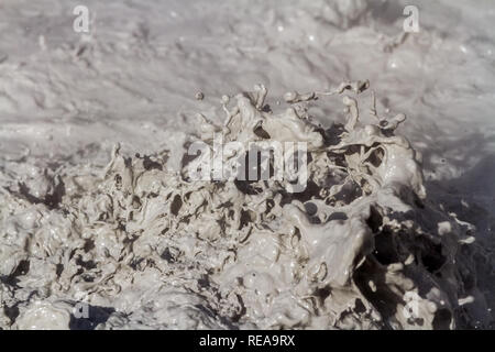 Mudpot Closeup - Mudpot mostra la sua roba in opere di zolfo. Parco nazionale vulcanico di Lassen, CALIFORNIA, STATI UNITI D'AMERICA Foto Stock