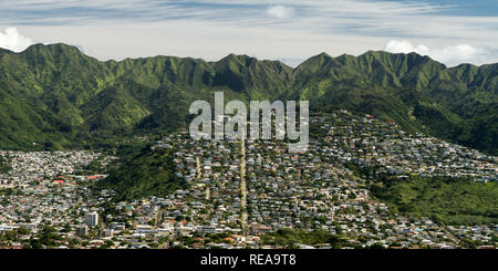 Il luogo di incontro - Honolulu del decimo Avenue conduce l'occhio al Ko'olau Mountain Range. Oahu, Hawaii, STATI UNITI D'AMERICA Foto Stock