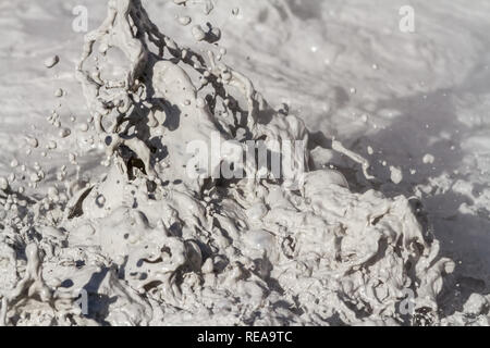 Mudpot Closeup - Mudpot mostra la sua roba in opere di zolfo. Parco nazionale vulcanico di Lassen, CALIFORNIA, STATI UNITI D'AMERICA Foto Stock