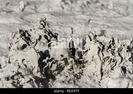 Mudpot Closeup - Mudpot mostra la sua roba in opere di zolfo. Parco nazionale vulcanico di Lassen, CALIFORNIA, STATI UNITI D'AMERICA Foto Stock