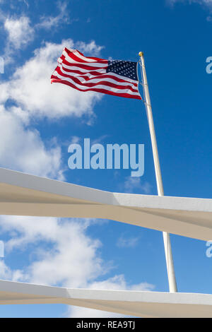 Stand Tall - Le stelle e strisce orgogliosamente onde sopra la USS Arizona Memorial. Pearl Harbor, Oahu, Hawaii, STATI UNITI D'AMERICA Foto Stock