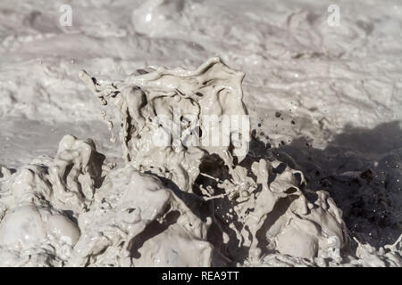 Mudpot Closeup - Mudpot mostra la sua roba in opere di zolfo. Parco nazionale vulcanico di Lassen, CALIFORNIA, STATI UNITI D'AMERICA Foto Stock