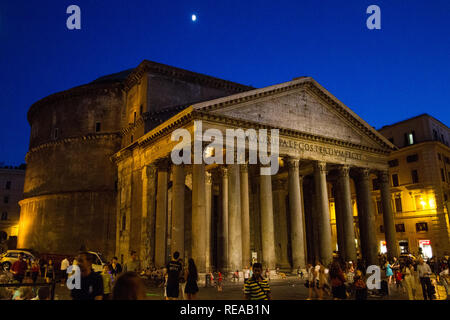 Gli ospiti godono di una calda serata davanti al Pantheon antico edificio. Pantheon a Roma Italia Foto Stock