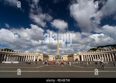 Piazza San Pietro sotto le nuvole favolosa - Spettacolare cumulus nuvole passare su Piazza San Pietro in Vaticano. Città del Vaticano il Vaticano Foto Stock