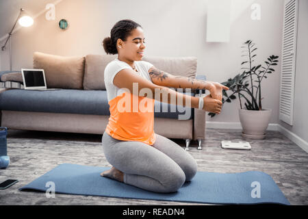 Sorridente attraente dama di essere felice con la sua routine sportive Foto Stock