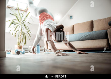 Attenta donna soggiornando in professional posture yoga Foto Stock