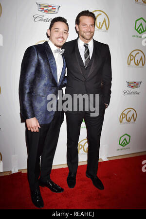 Beverly Hills, in California, Stati Uniti d'America. 19 gennaio, 2019. Bradley Cooper (R) e Anthony Ramos frequentare il trentesimo produttori annuale Guild Awards presso il Beverly Hilton Hotel on gennaio 19, 2019 a Beverly Hills, la California. Credito: Jeffrey Mayer/Alamy Live News Foto Stock